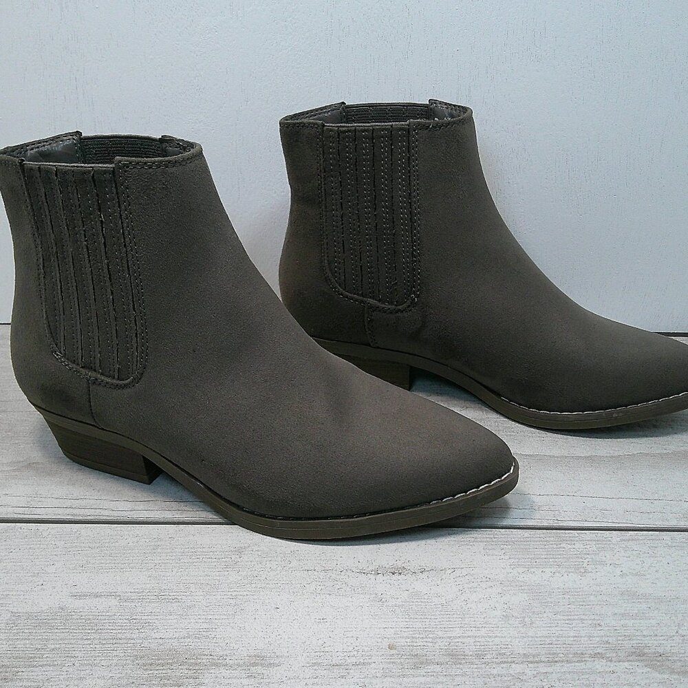 Universal Thread Alena Chelsea Boots Dark Gray Faux Suede Almond Toe Size 5.5